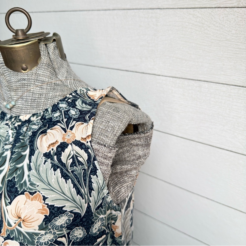 LOFT Floral Sleeveless Blouse Small Blue Green Peach Easy Fit Relaxed Summer Top - Picture 9 of 9